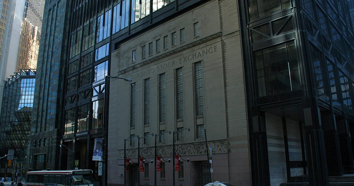A Canadian flag and a US flag beside an S&P 500 index chart