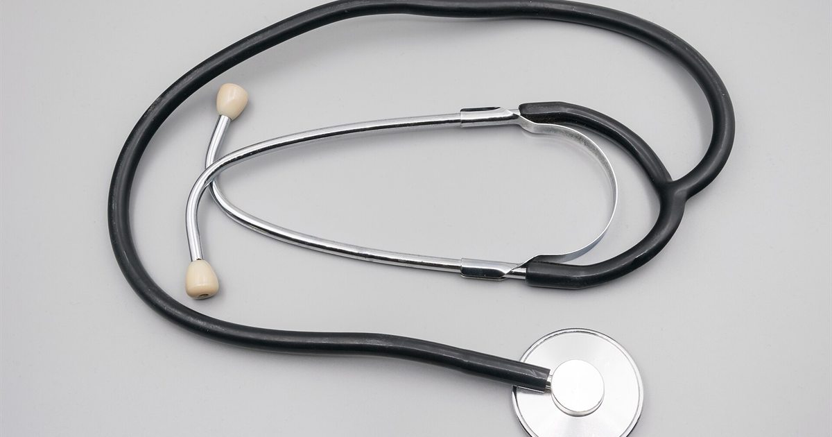 A stethoscope and a piggy bank labelled HSA beside a growth chart