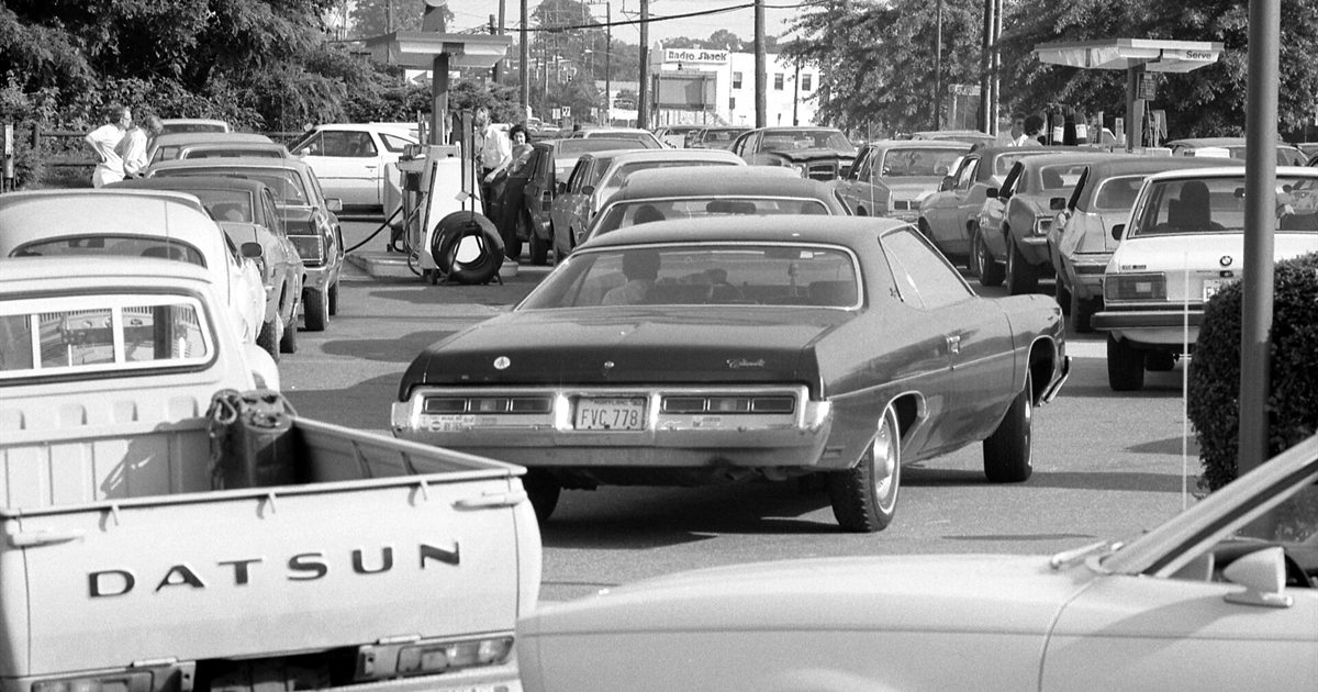 Cars lined up at a gas station during the 1979 fuel shortage, in a black-and-white photo
